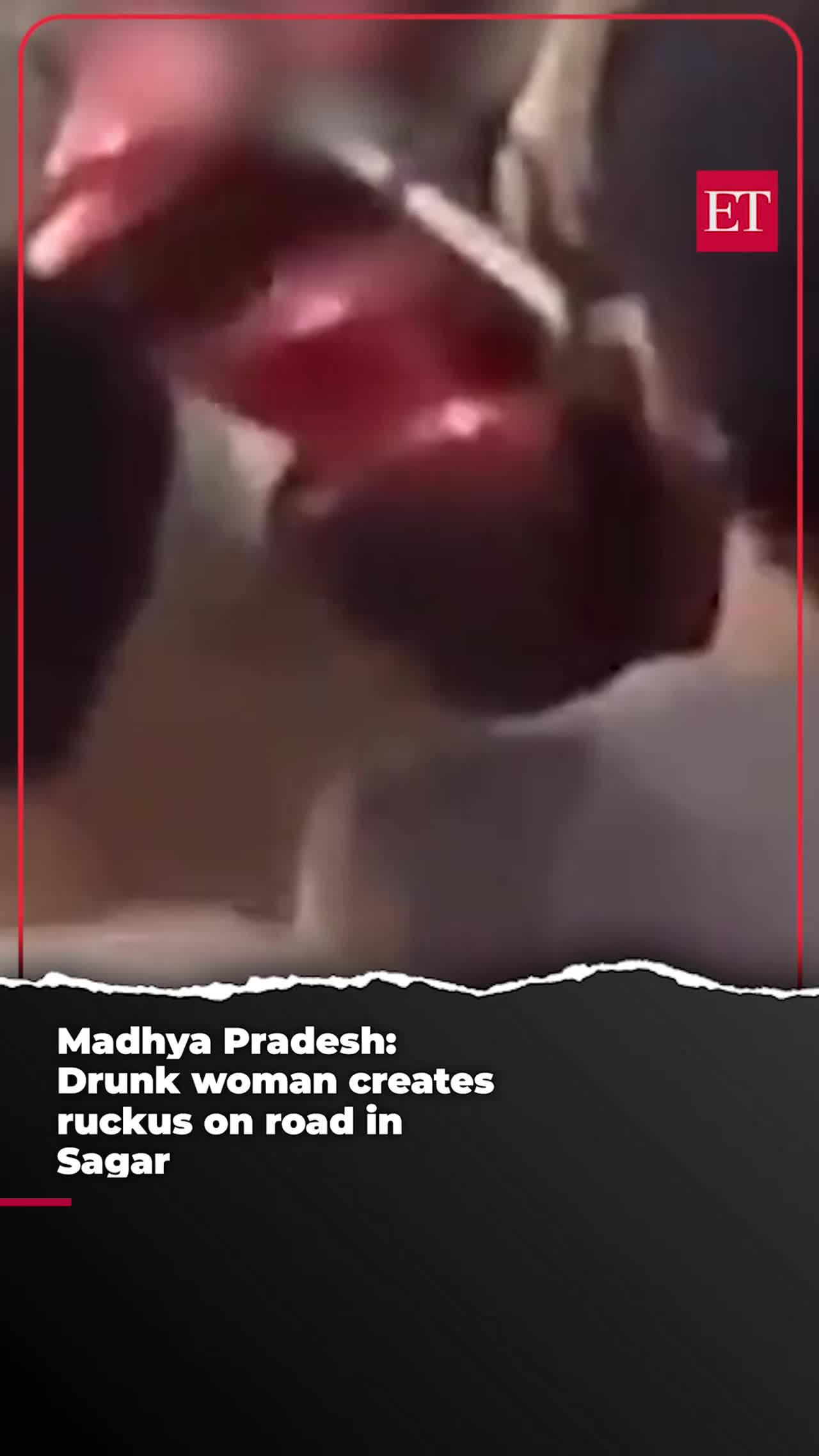 Madhya Pradesh: Drunk woman creates ruckus on road in Sagar